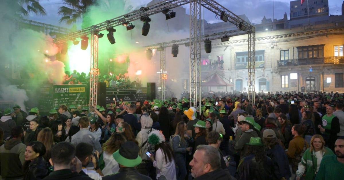 St Patrick Günü kutlamaları için binlerce kişi sokaklara akın etti