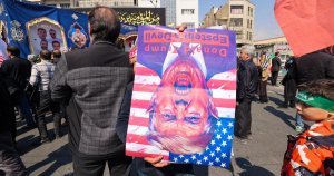 Netanyahu İran'ın 'yerle bir edildiğini' söyledi, Tahran Körfez petrol tesislerini hedef aldı