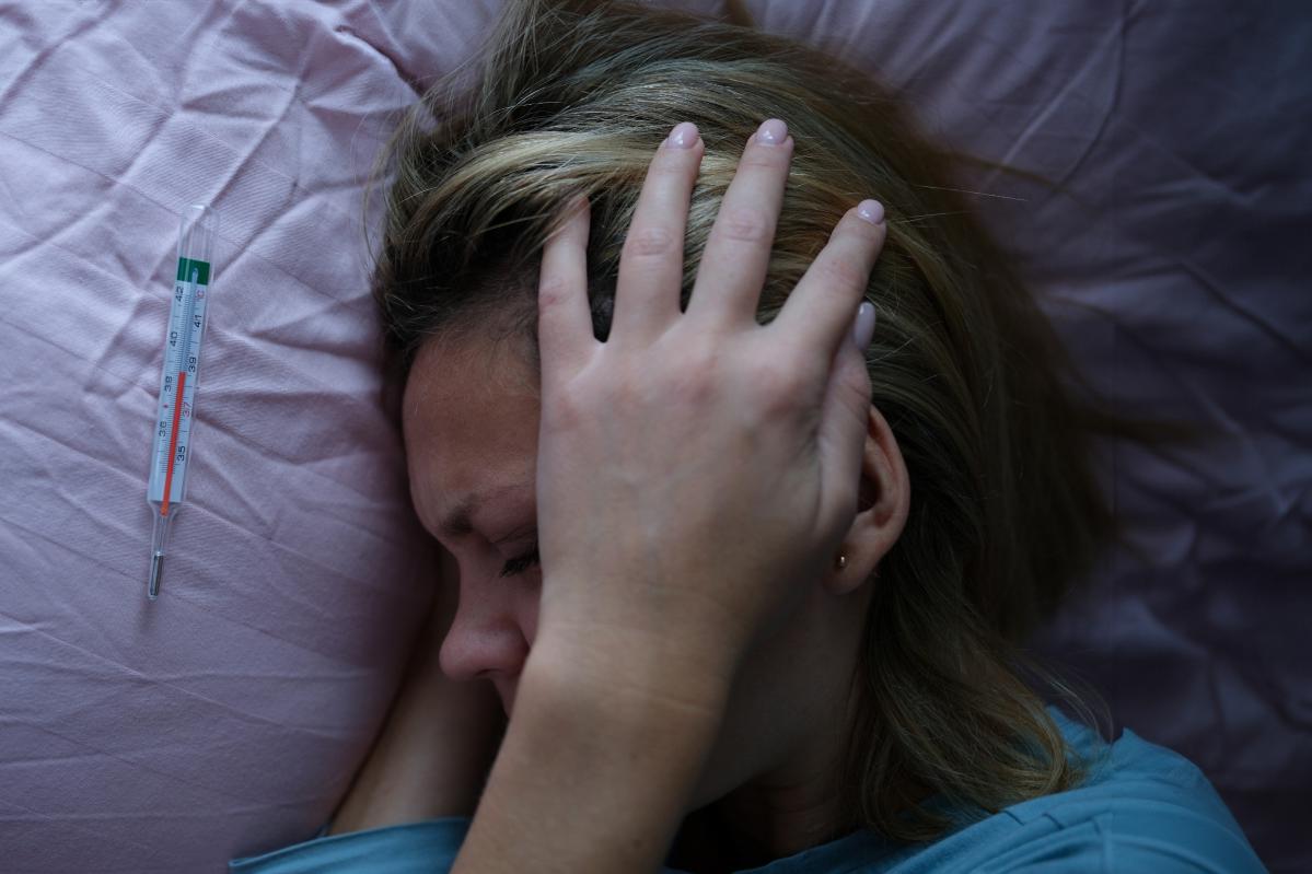 Menenjit yüksek ateş, baş ağrısı ve üşüme gibi belirtilere neden olabilir. Fotoğraf: Shutterstock.