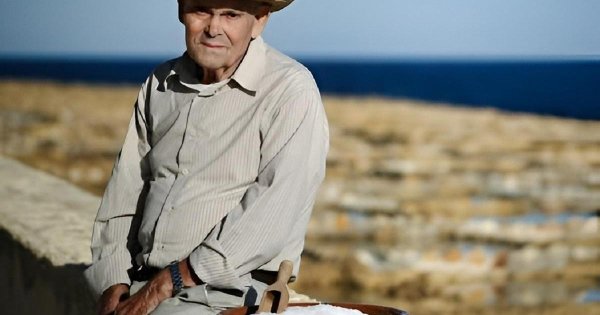 Gozo, ikonik tuz hasatçısı Leli tal-Melħ'in yasını tutuyor