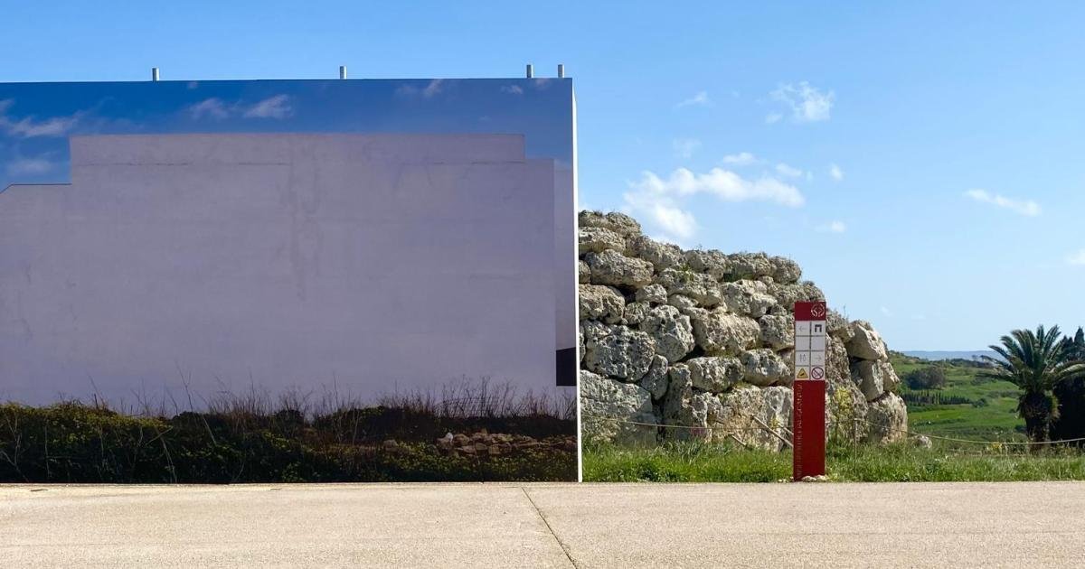 Boş yan duvarları gösteren sanat eseri Malta Bienali'nde büyük ödülü kazandı