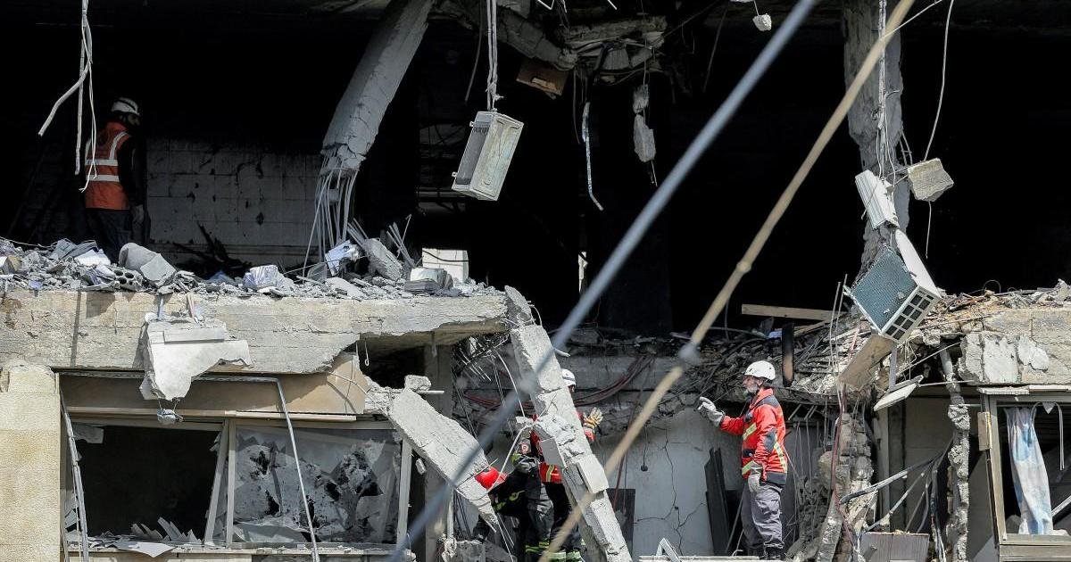 İran Ortadoğu'ya füze yağdırdı, Trump petrol merkezini tehdit etti