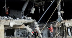 İran Ortadoğu'ya füze yağdırdı, Trump petrol merkezini tehdit etti