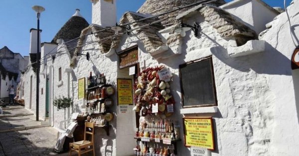 Alberobello'daki Bir Dükkanda Maltaca Tabela Sosyal Medyada Büyük İlgi Gördü
