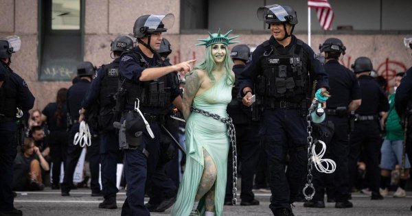 Görüntülerle: ABD Genelinde Milyonlar Trump Karşıtı 'Kral Yok' Protestolarında Sokaklara Döküldü