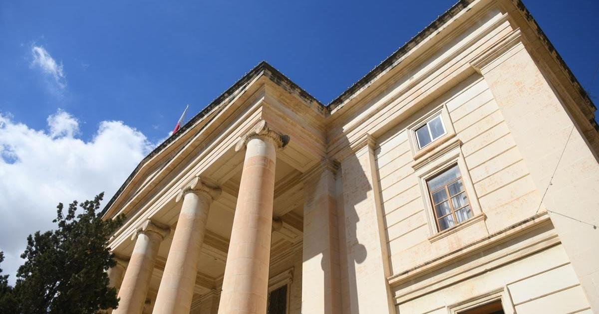 Saldırgan ve tehditkar 19 yaşındaki oğlundan kaçmak için banyoya saklanan anne: Mahkeme detayları ortaya çıktı