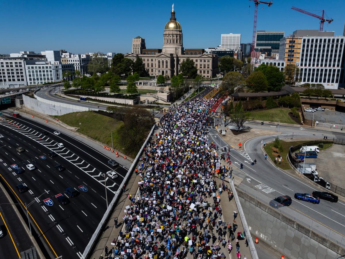 Georgia eyalet Kongre binası yakınında 'Kral Yok' ulusal protesto gününde yürüyen kalabalığın havadan görünümü, Atlanta, Georgia. Fotoğraf: AFP