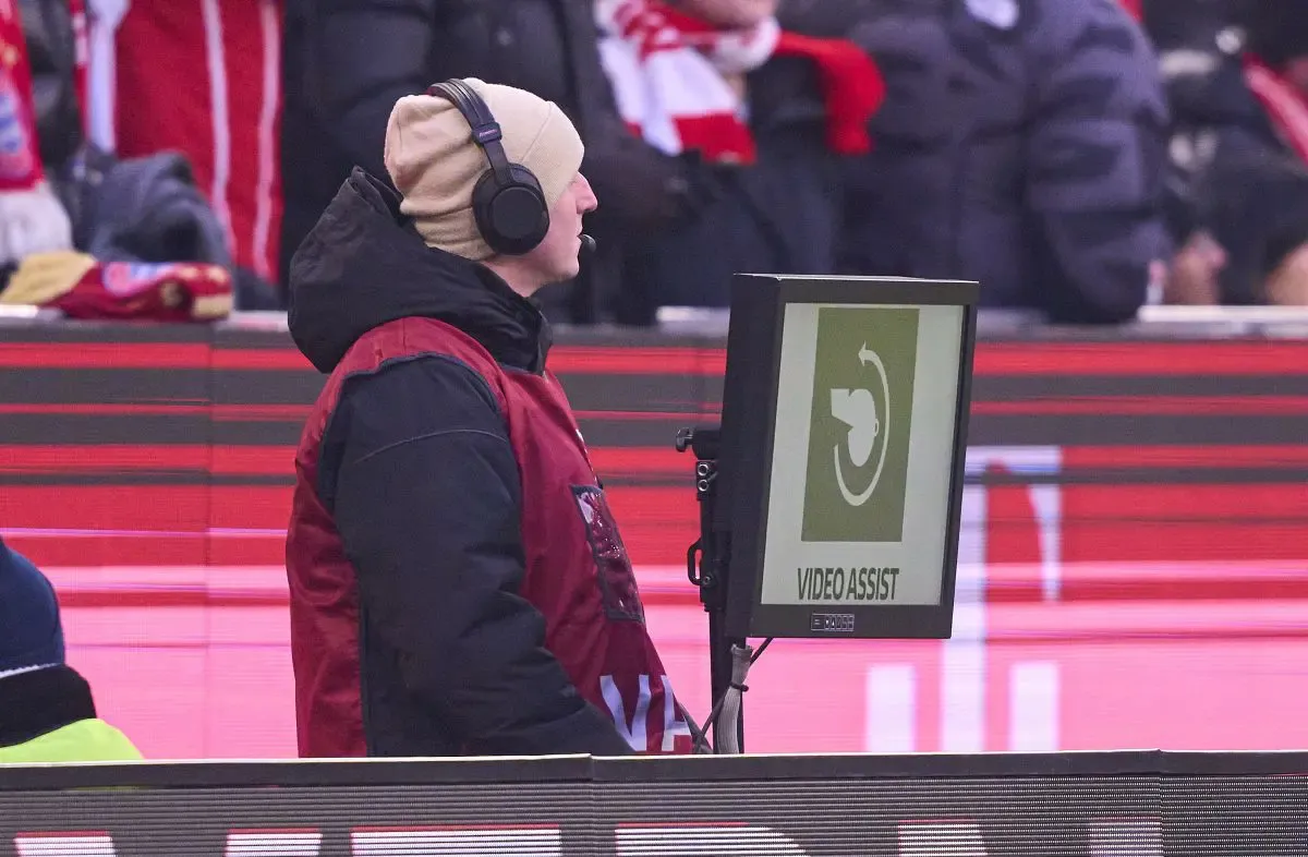 Almanya'da Maskeli Taraftar, Saha İçi İnceleme Öncesinde VAR Ekranının Fişini Çekti