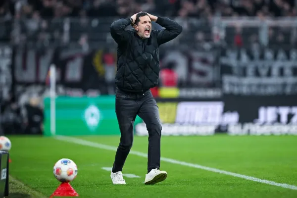 Eintracht Frankfurt, Dino Toppmöller'i görevden aldı