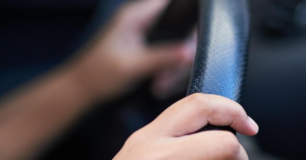 Eski sevgilisine saldırmak ve tehlikeli araç kullanmakla suçlanan DJ kefaletle serbest bırakıldı