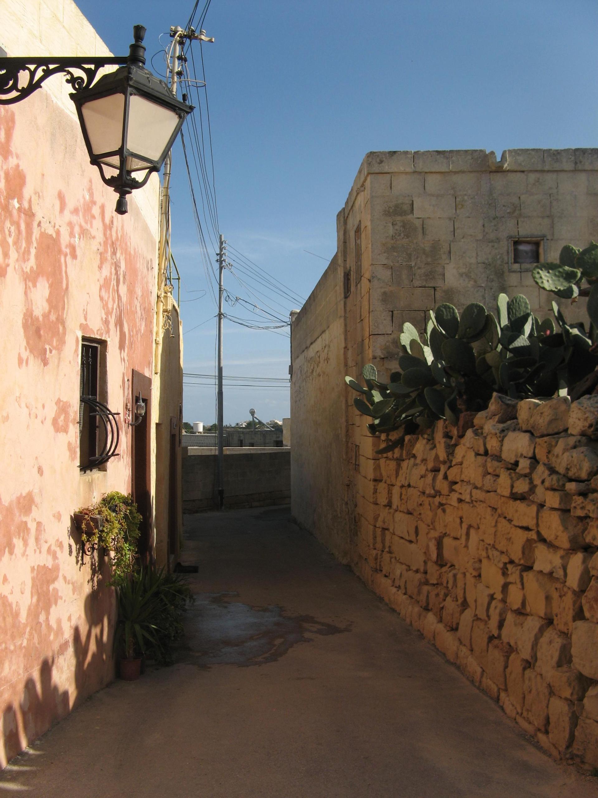 Önerilen inşaata erişim tek bir giriş-çıkış noktası olan üç metre genişliğinde bir ara sokakla sınırlı.
