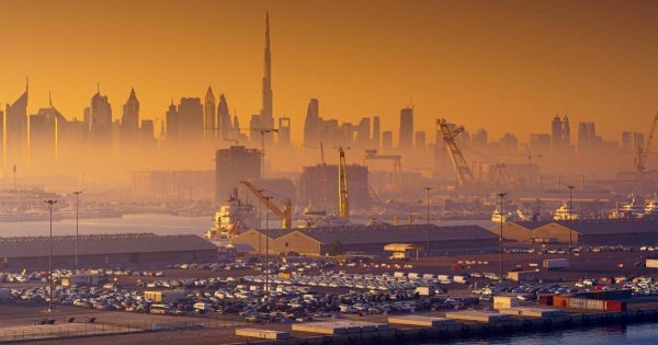 İran Saldırısı Dubai Limanı'ndaki Kuveytli Petrol Tankerinde Yangın Çıkardı