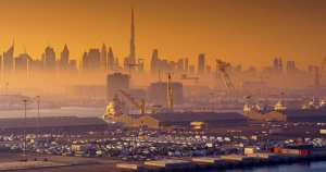 İran Saldırısı Dubai Limanı'ndaki Kuveytli Petrol Tankerinde Yangın Çıkardı