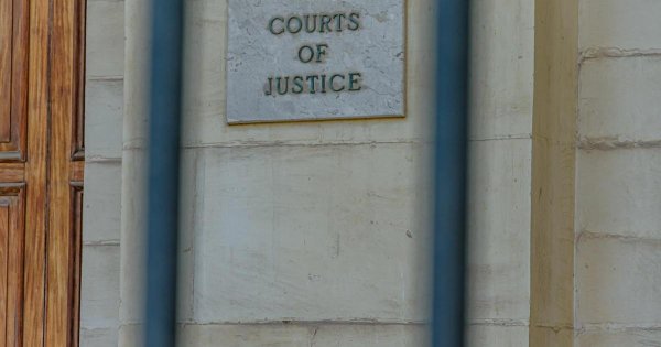 Kadın taksiden yüzlerce euro çaldığını itiraf etti