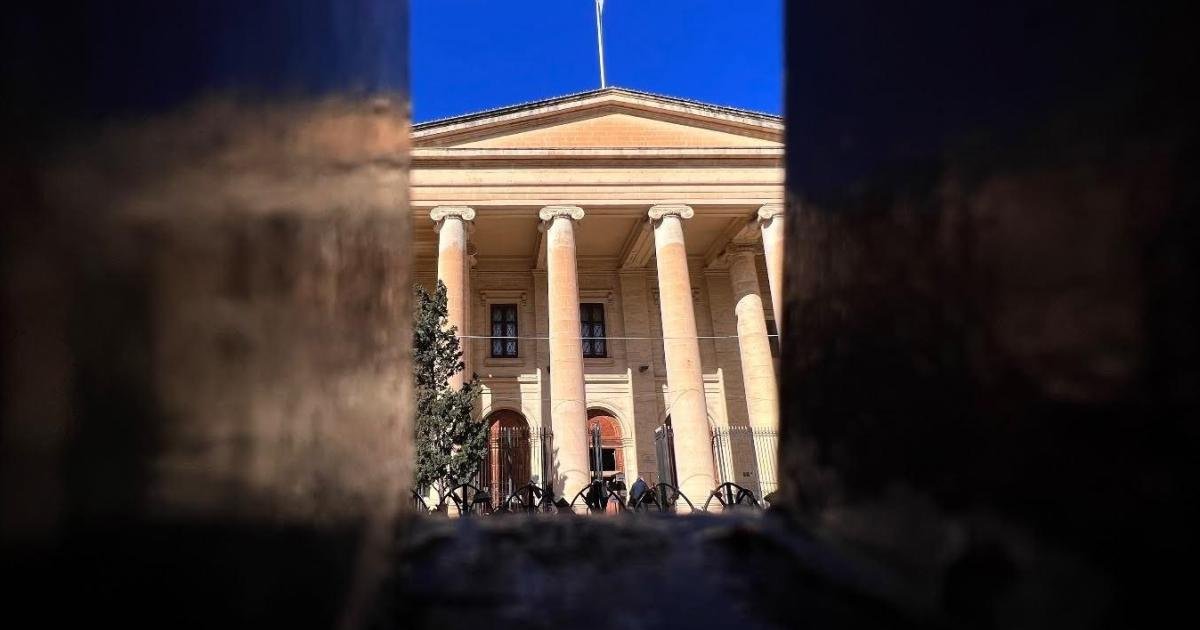 Kokain bulundurmak ve üç kefalet şartını ihlal etmekle suçlanan adam tutuklandı