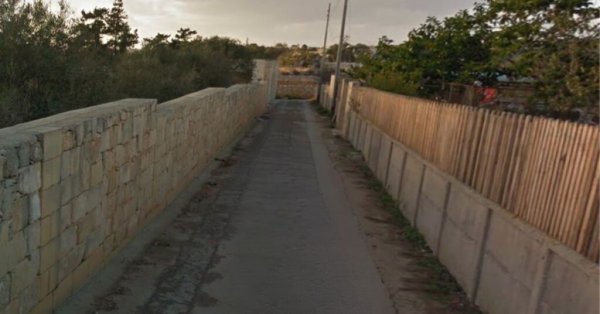 Naxxar'daki Bir Depoda İki Katlı Yükseklikten Düşen Adam Ağır Yaralandı