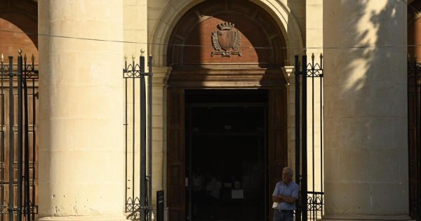 Koruma kararını ihlal eden ve polislere hakaret eden adama 8.200 Euro para cezası