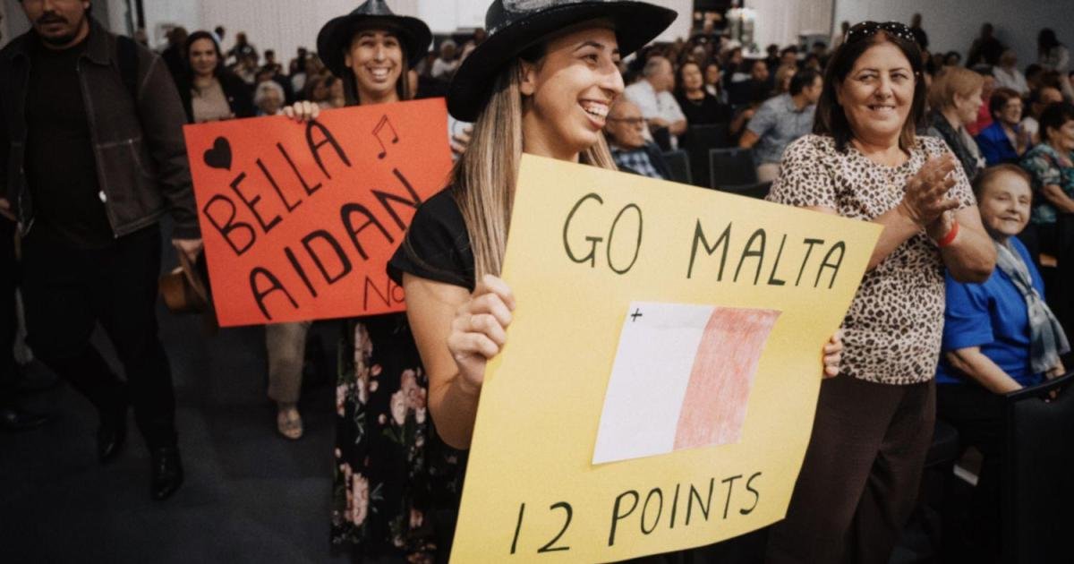 Aidan Avustralya'da 48 Saat İçinde Dört Sahneye Çıktı