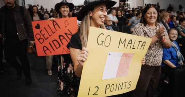 Aidan Avustralya'da 48 Saat İçinde Dört Sahneye Çıktı