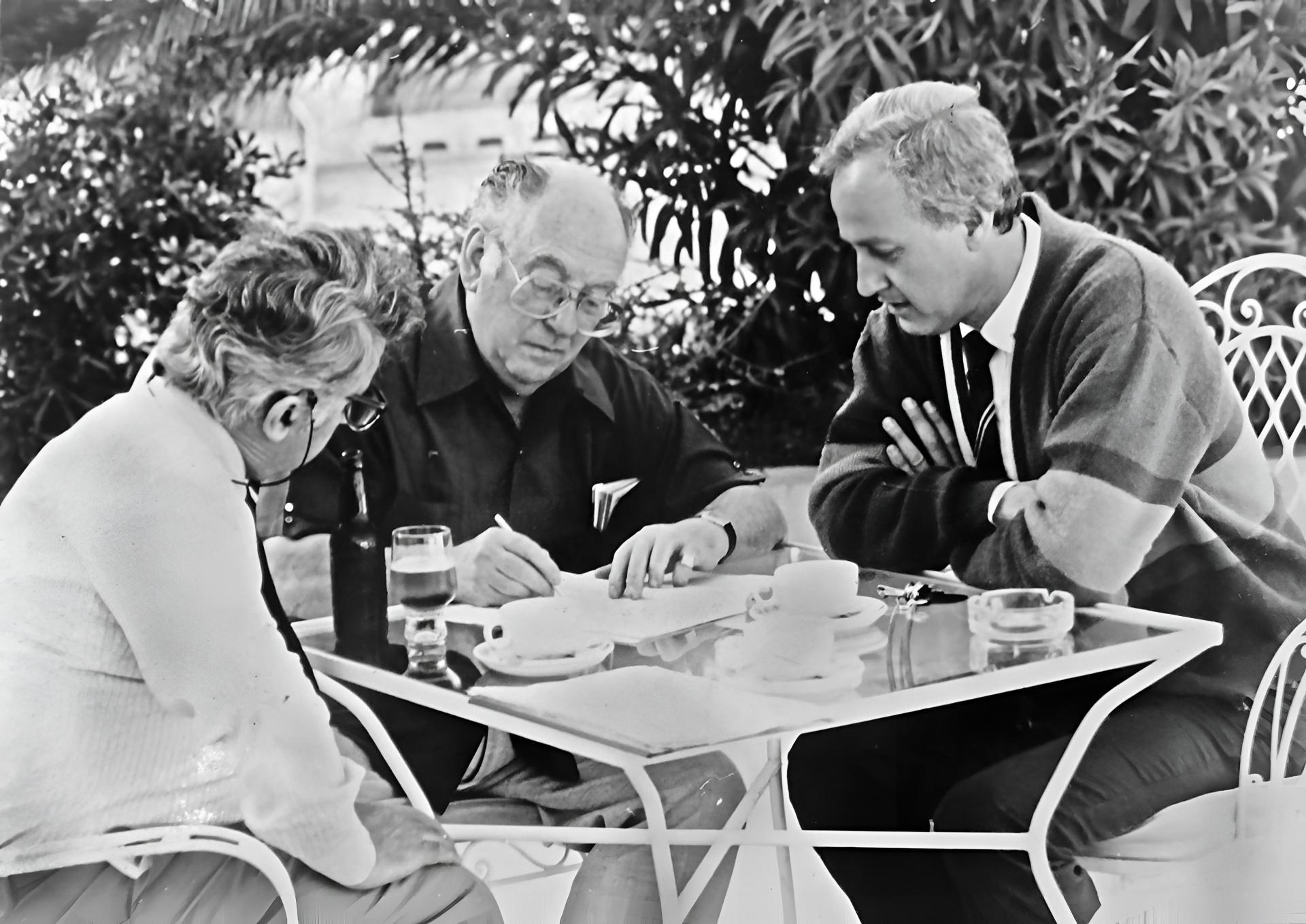 Elio Lombardi, oyuncularından merhum Leslie Gladwish (sağda) ve film yönetmeni Michael Klinger (ortada) ile birlikte. Arşiv fotoğrafı