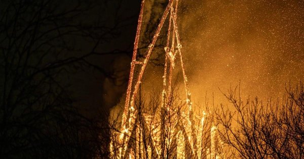 Yangın, 'huzursuz' Hollanda yılbaşı gecesinde Amsterdam kilisesini harap etti