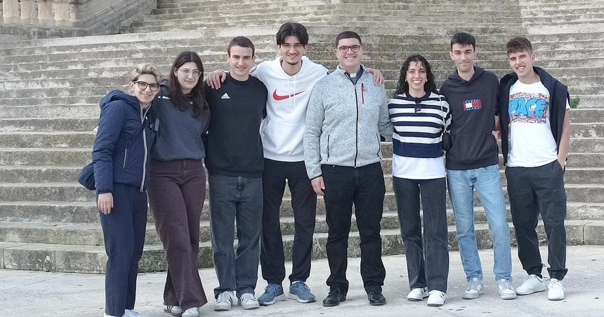 İtalyan genç liderler Għajnsielem başrahibi ile buluştu