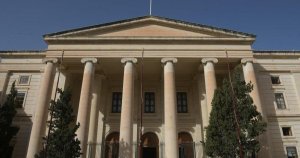 Malta'da yedi genç, bir çocuğu ağır yaralama ve hırsızlık girişimi suçlamasıyla mahkemeye çıktı