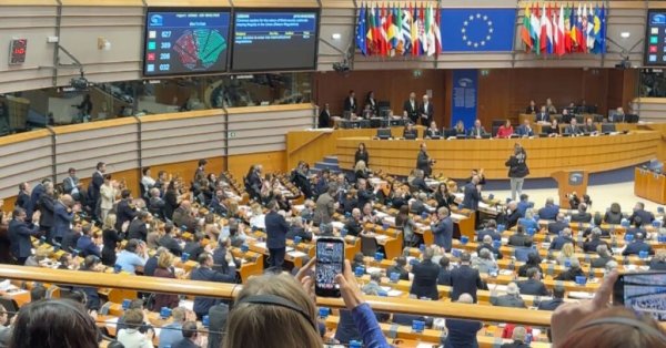 AP, Sığınma Başvurusu Reddedilen Göçmenlerin Avrupa Dışındaki 'Geri Gönderme Merkezlerine' Transferini Öngören Planı Onayladı