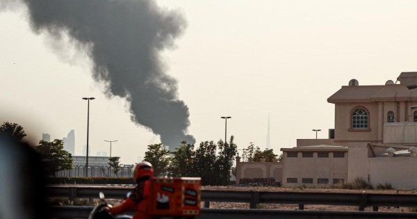 Dubai havalimanında uçuşlar yakınlardaki drone kaynaklı yangın nedeniyle aksadı, Abu Dabi'de bir kişi hayatını kaybetti