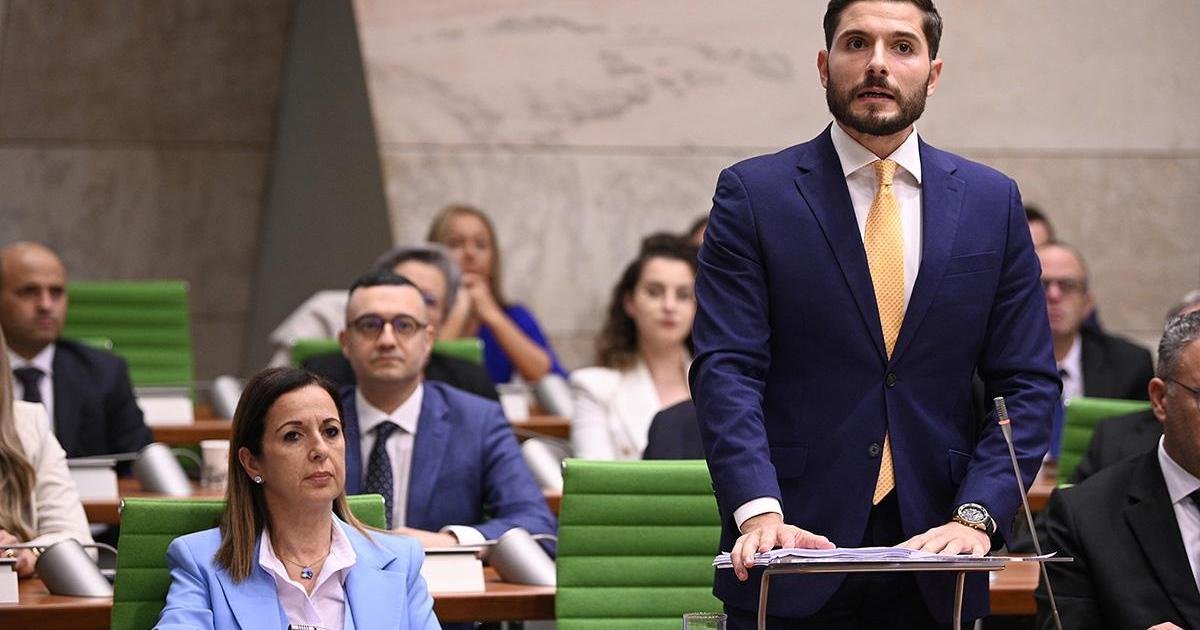 Alex Borg kürtaj yasağını korurken ceza indirimine sinyal verdi