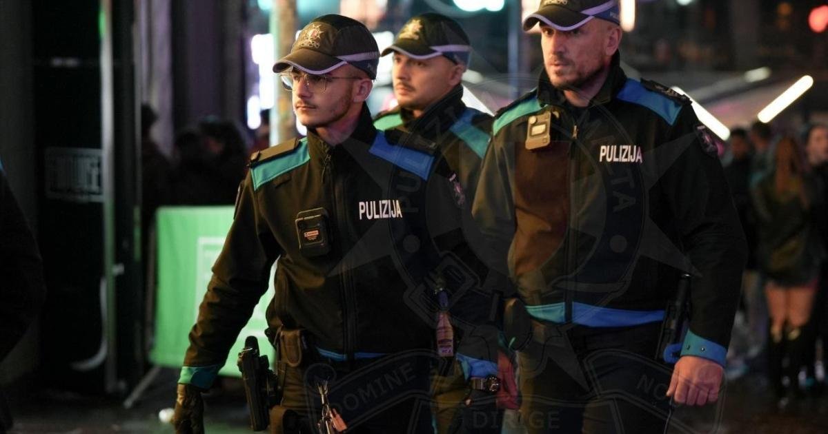 Turist polis çavuşunu boğaz kilidine aldı