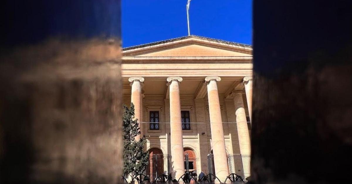 Kadın Mahkemede Birżebbuġa'lı Erkeğin Tecavüz İddiasını Anlatırken Gözyaşlarına Boğuldu