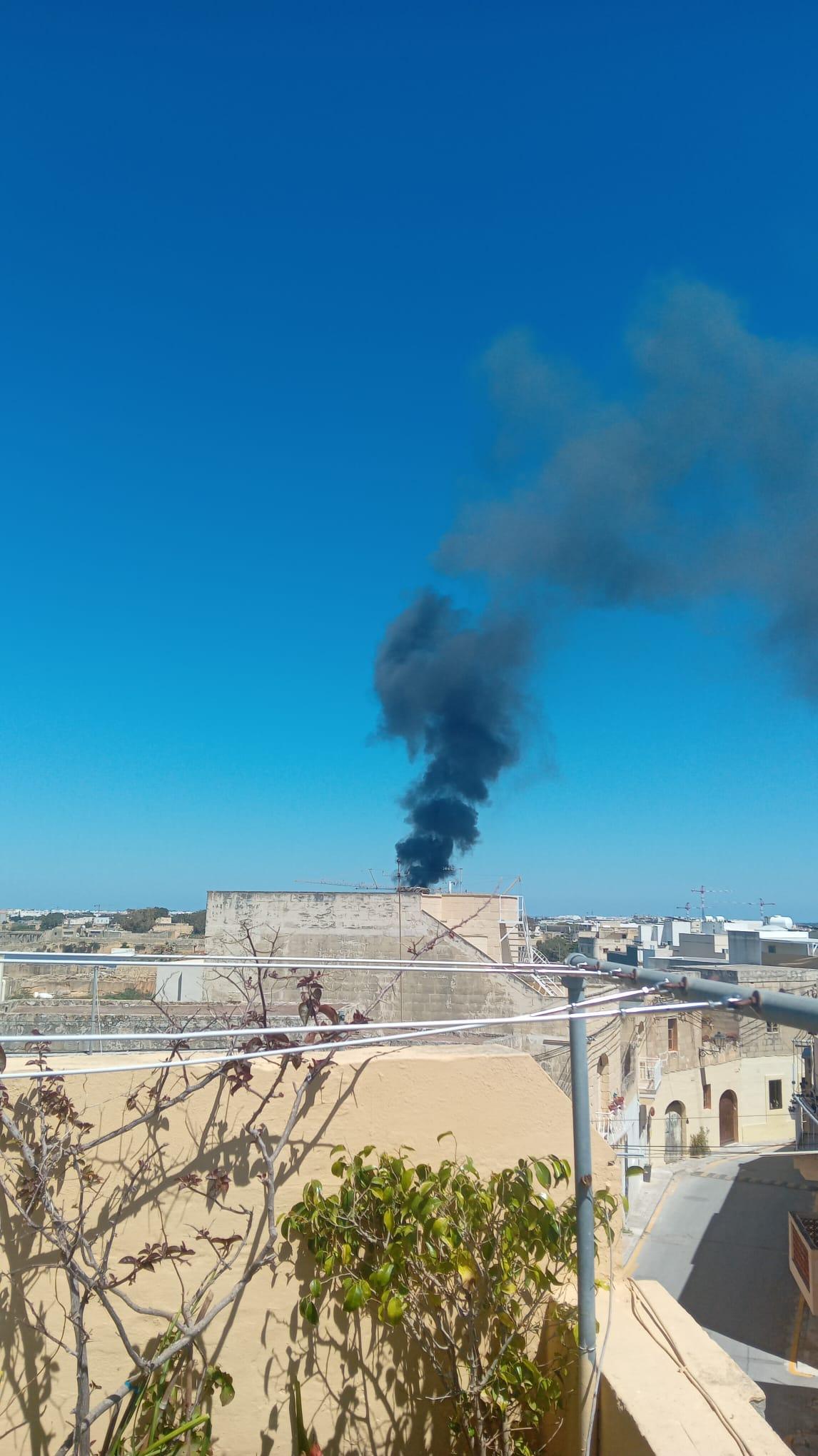 Malta'nın güneyinden uzaktan görülebilen duman bulutu. Fotoğraf: Valhmor Camilleri