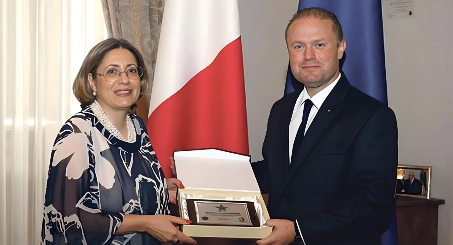 Roseanne Camilleri, görevden alınan eski Başbakan Joseph Muscat ile birlikte