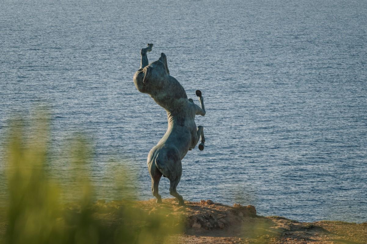 570 cm yüksekliğindeki heykel, pazartesi günü Natura 2000 alanındaki kayalıkların kenarına yerleştirildi.