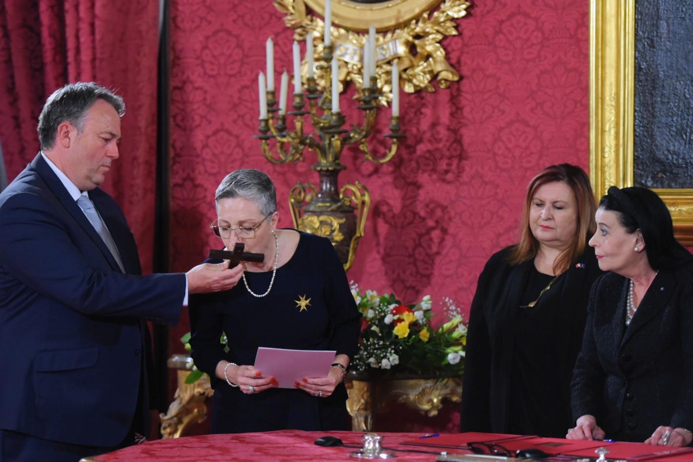 Brigitte Sultana, devlet avukatı tarafından yargıç olarak yemin ettiriliyor.