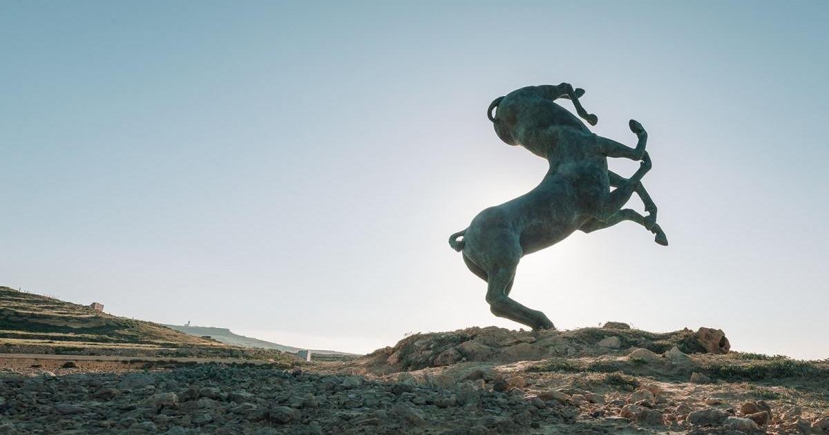 Xwejni Kayalıklarına Sekiz Bacaklı At Heykeli Dikildi: Herkes Memnun Değil