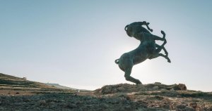 Xwejni Kayalıklarına Sekiz Bacaklı At Heykeli Dikildi: Herkes Memnun Değil