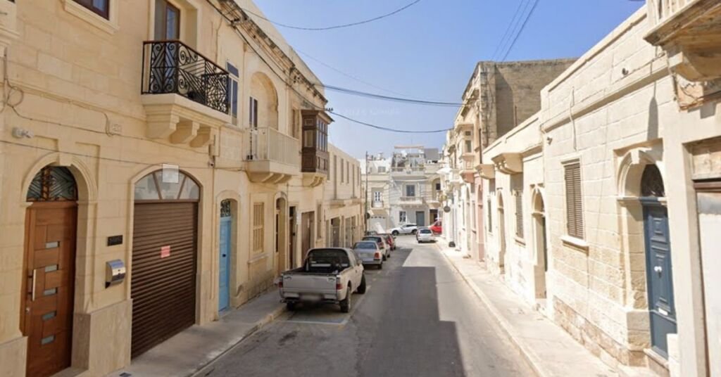 Birżebbuġa'da Merdivenden Düşen Yaşlı Adam Hayati Tehlike Altında