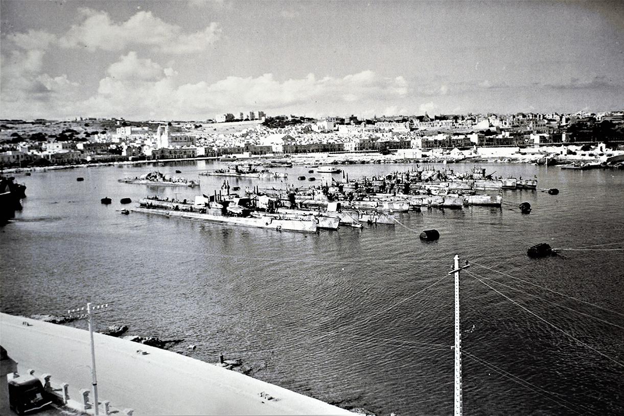 1943 mütarekesinin ardından Malta'da demirleyen İtalyan denizaltıları
