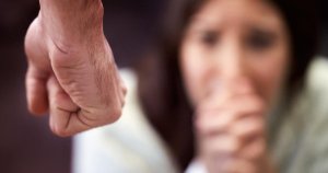 10 Yıl Boyunca Eşine Şiddet Korkusu Yaşatan Adam Suçlamaları Reddetti