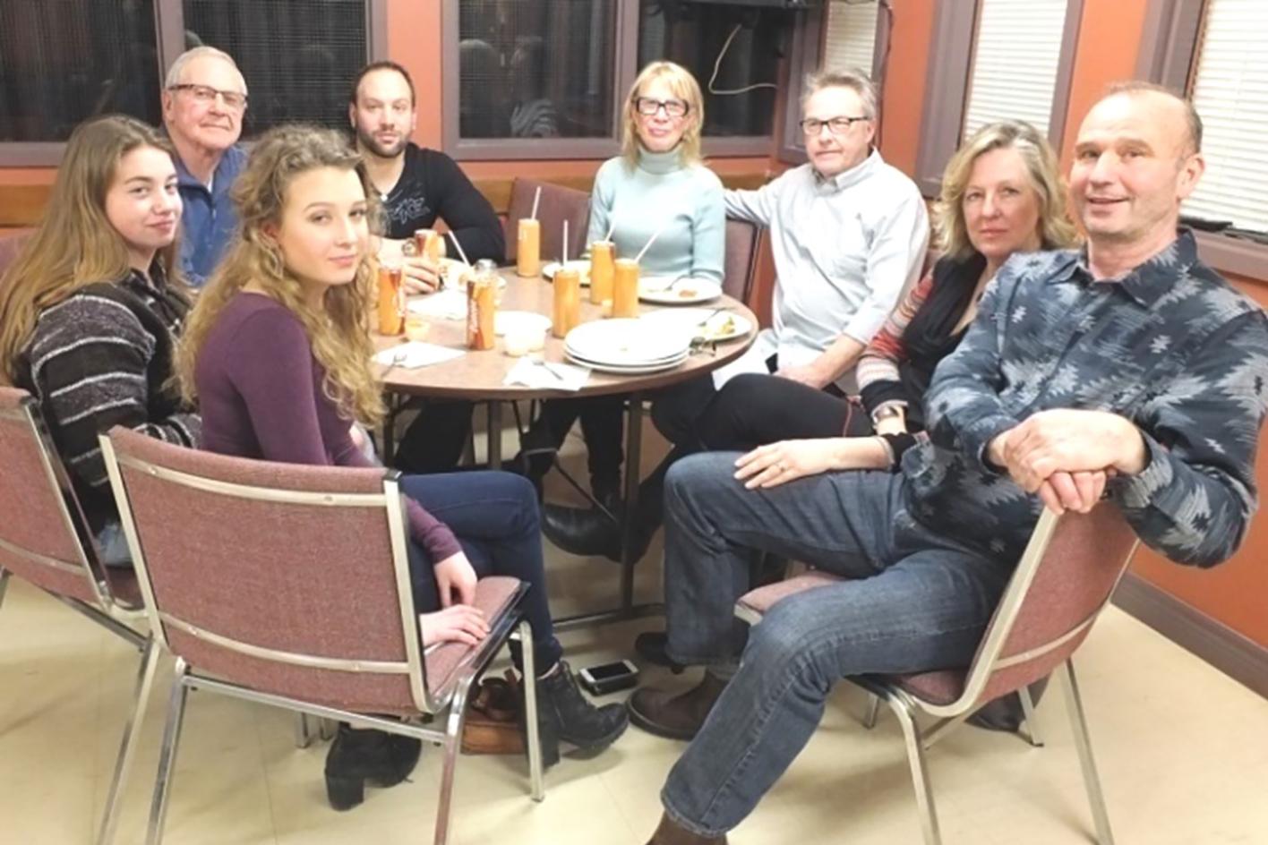 Olivia Caruana (ön solda), Natalie (Olivia'nın arkadaşı), Murray Taylor, Michael Caruana, Pat ve Bill (Murray ile Yvonne'un arkadaşları), Linda ve Tony Caruana.