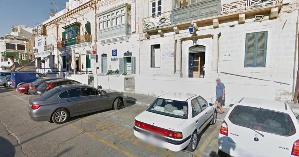 Uyuşturucu şüphelisi polis karakolunun önünde şüpheli davranırken yakalandı