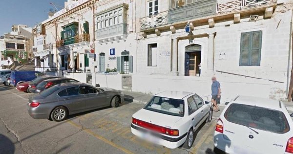Uyuşturucu şüphelisi polis karakolunun önünde şüpheli davranırken yakalandı