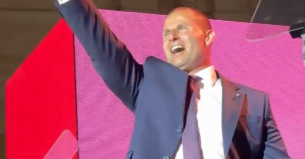Robert Abela, Żejtun Mitinginde Sahneye Çıkmadan Önceki Anlarını Paylaştı