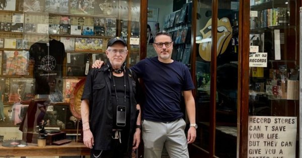 Frankie Goes To Hollywood'un Solisti Holly Johnson, D'Amato Records'a Sürpriz Ziyaret Gerçekleştirdi