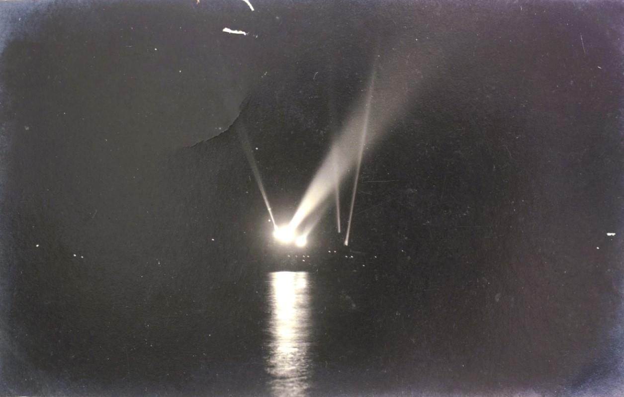 Grand Harbour'da bir İtalyan savaş gemisinin ışıldak gösterisi