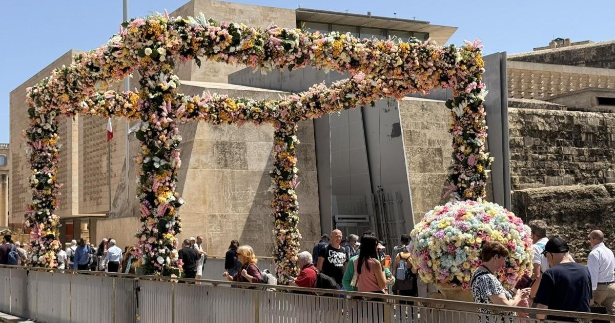 Valletta'nın City Gate Kapısı Çiçeklerle Süslendi