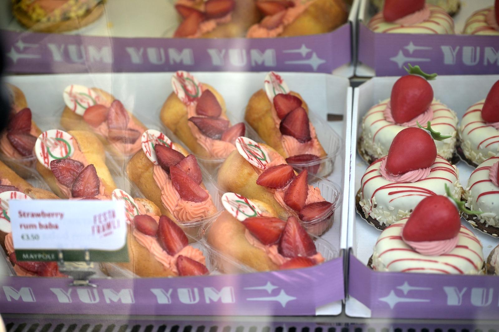 Festivalde sunulan çilekli tatlılardan bazıları