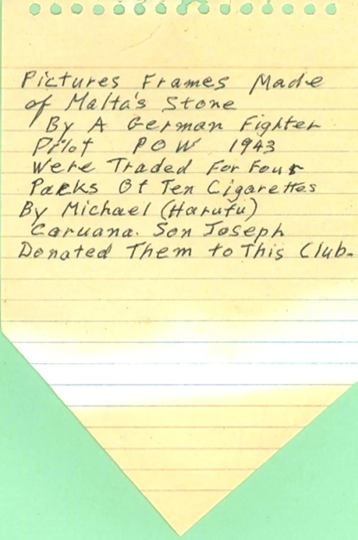 Fotoğraf çerçevelerinden birine iliştirilmiş kritik bilgileri içeren not.